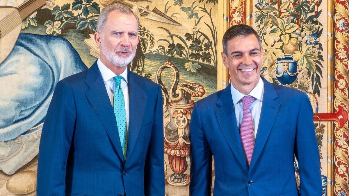 El Rey Felipe VI y el presidente del Gobierno, Pedro Sánchez, este miércoles antes de mantener el tradicional despacho de verano en el Palacio Real de la Almudaina de Palma.
