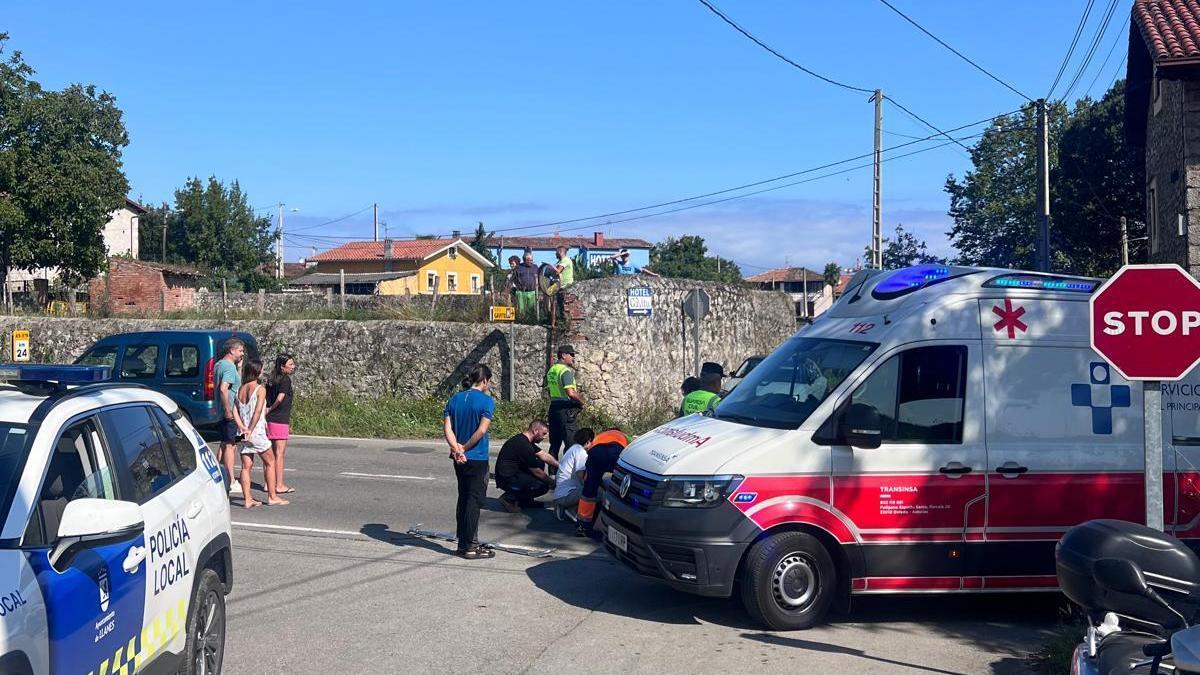 El lugar del accidente, con el herido siendo atendido aún sobre el asfalto.