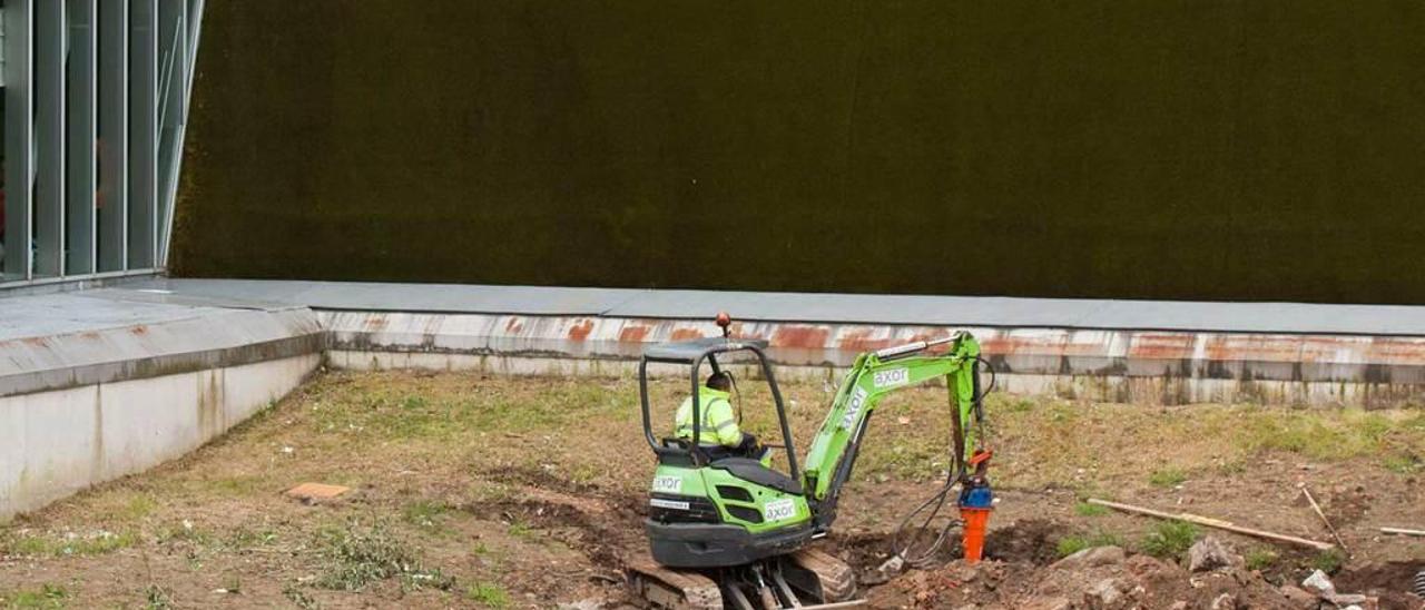 Una máquina, trabajando ayer en la sustitución del colector.