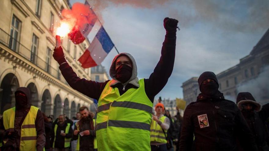 Los &#039;chalecos amarillos&#039; protestan en París.