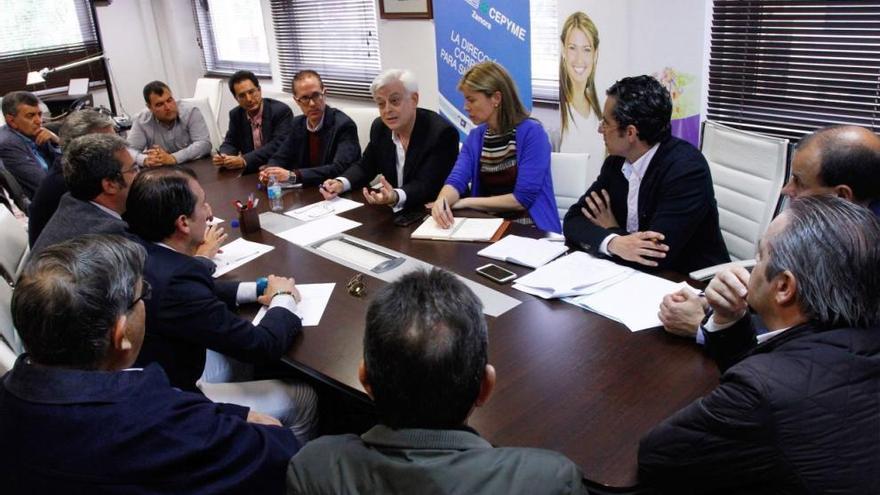 Reunión entre el grupo municipal del PP y representantes de Azeco.
