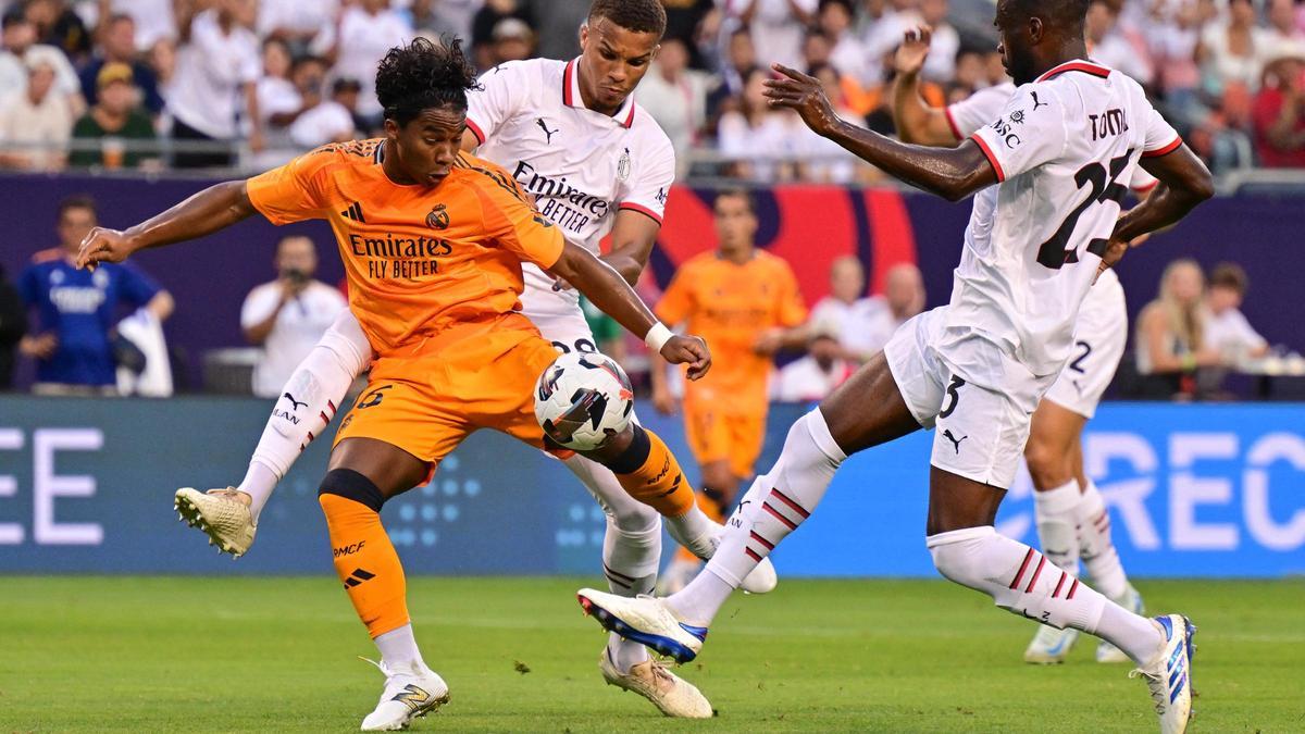 Endrick pugna por un balón con Thiaw y Tomori en el amistoso ante el Milan.