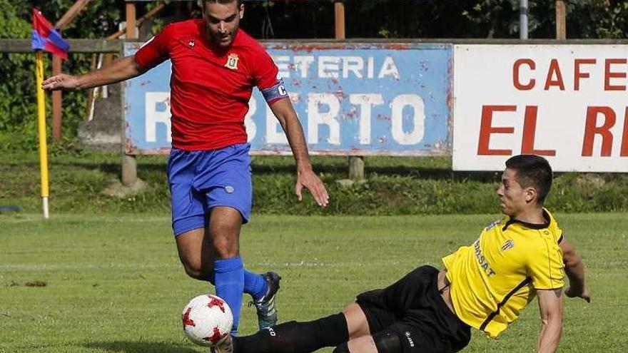 Un lance del partido de ayer en Noreña.