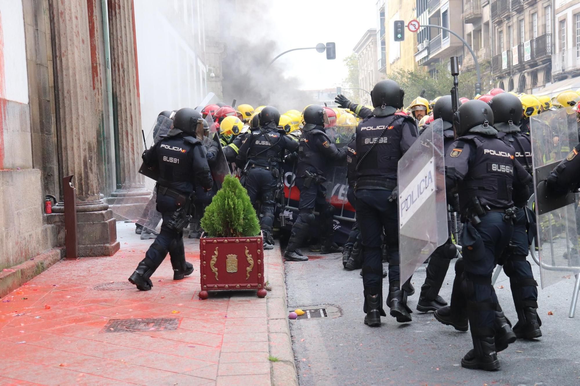 Protesta muy intensa de los bomberos ante la Diputación de Ourense