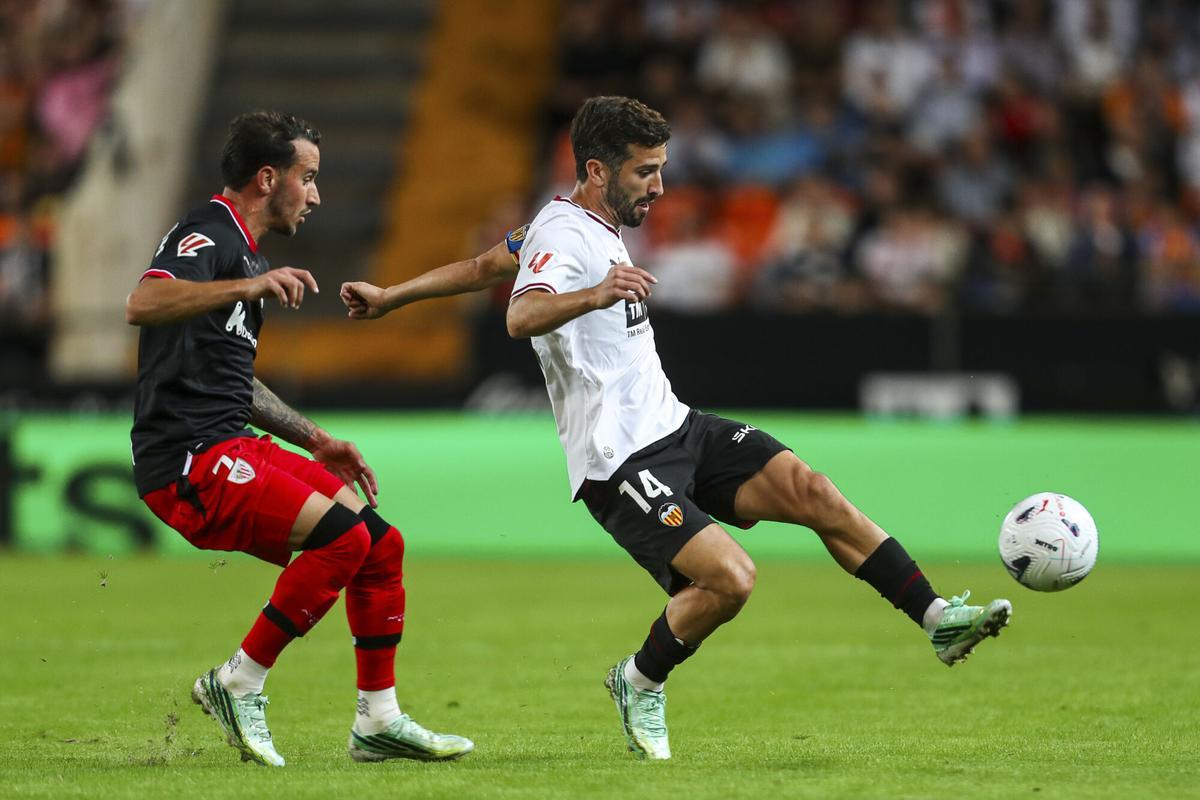 Jose Gaya of Valencia CF in action during the Spanish league, LaLiga EA Sports, football match played between Valencia CF and Athletic Club at Mestalla stadium on October 17, 2026, in Valencia, Spain. AFP7 17/10/2026 ONLY FOR USE IN SPAIN. Ivan Terron / AFP7 / Europa Press;2026;SOCCER;SPORT;ZSOCCER;ZSPORT;Valencia CF v Athletic Club - LaLiga EA Sports