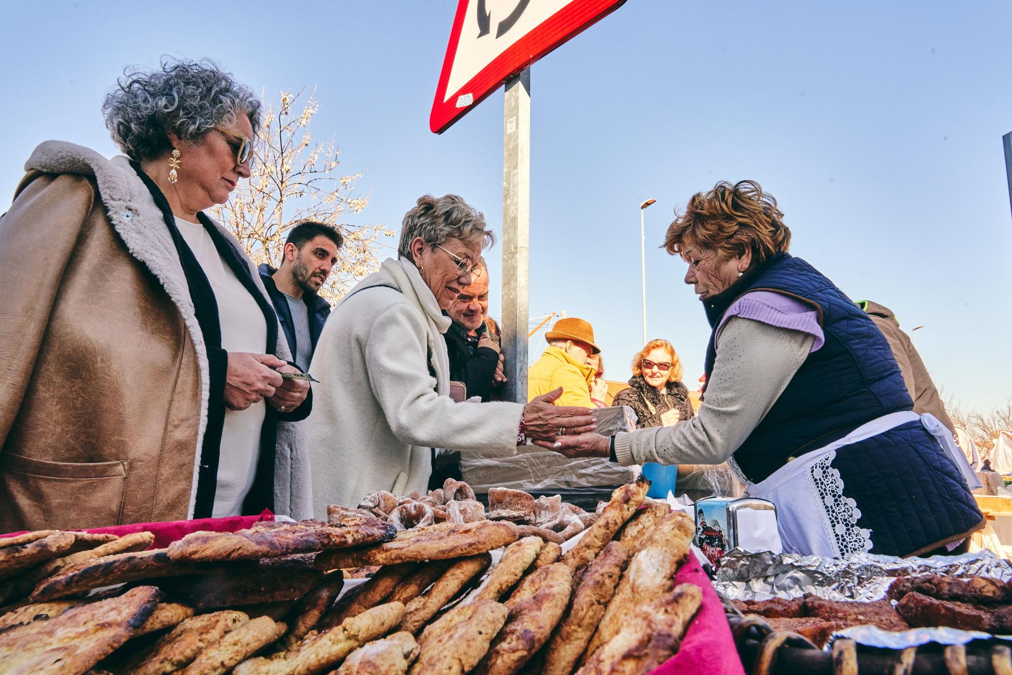 Miles de cacereños celebran San Blas congregándose en la explanada de su ermita