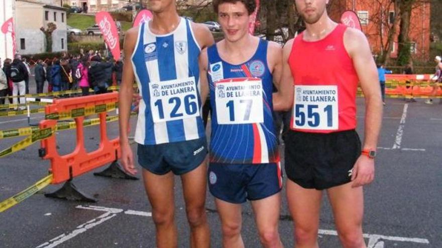 Gerardo Casas, entre Mohamed Bakkali y Víctor Álvarez.