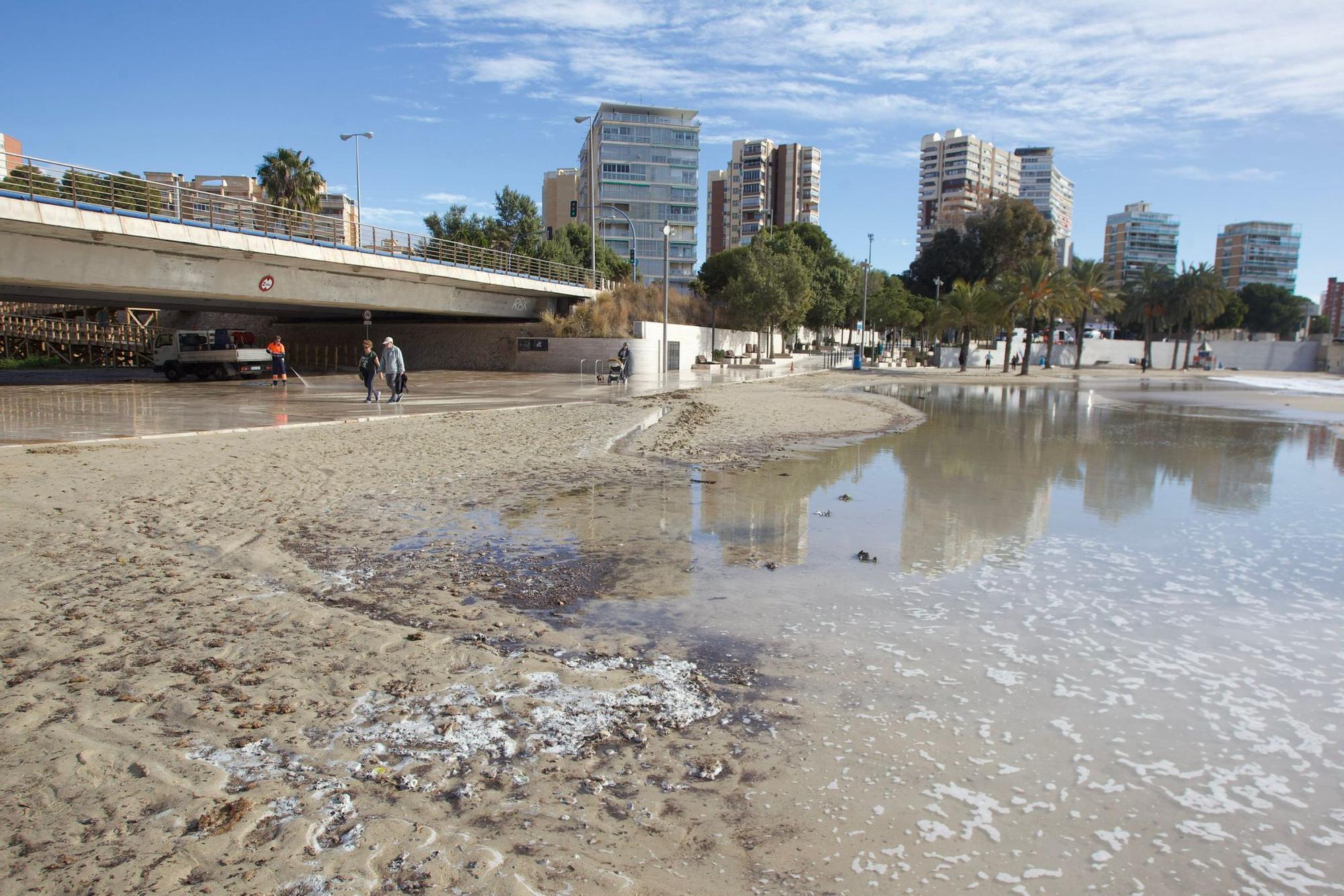 El temporal de Isaack golpea la playa del Postiguet de Alicante