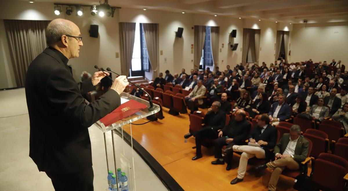 El obispo de Córdoba, durante el encuentro en el que se presentó la semana pasada el reglamento.