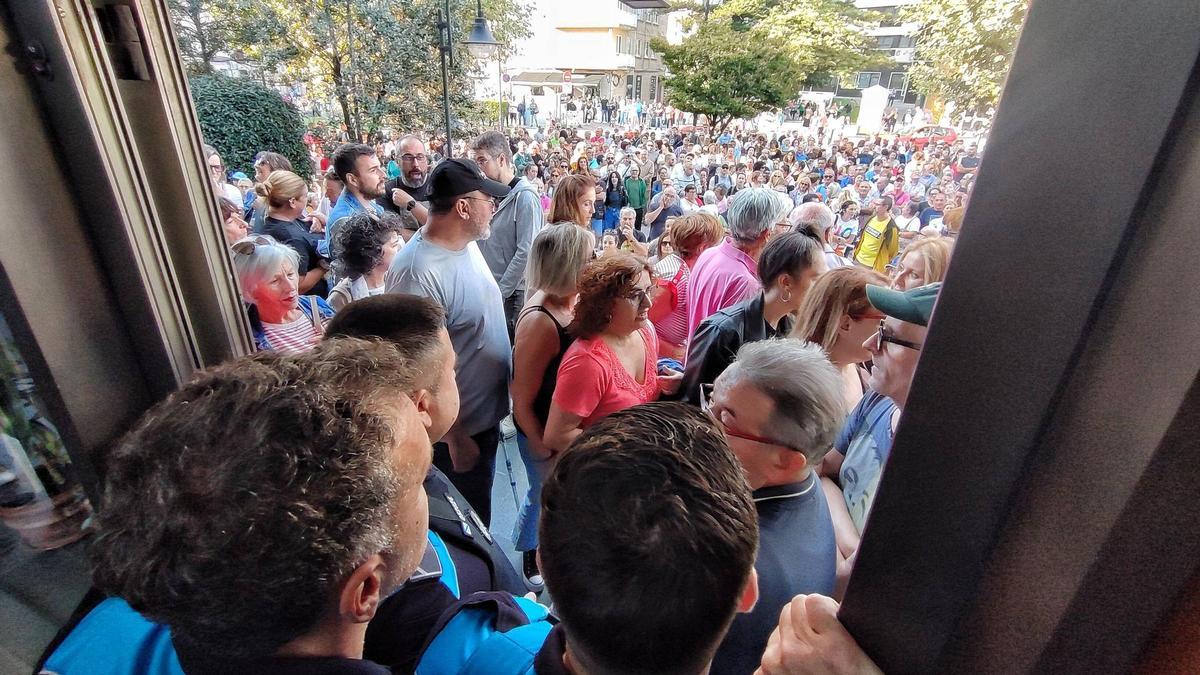 La Policía Local impide el acceso en la puerta del Concello de Cangas.