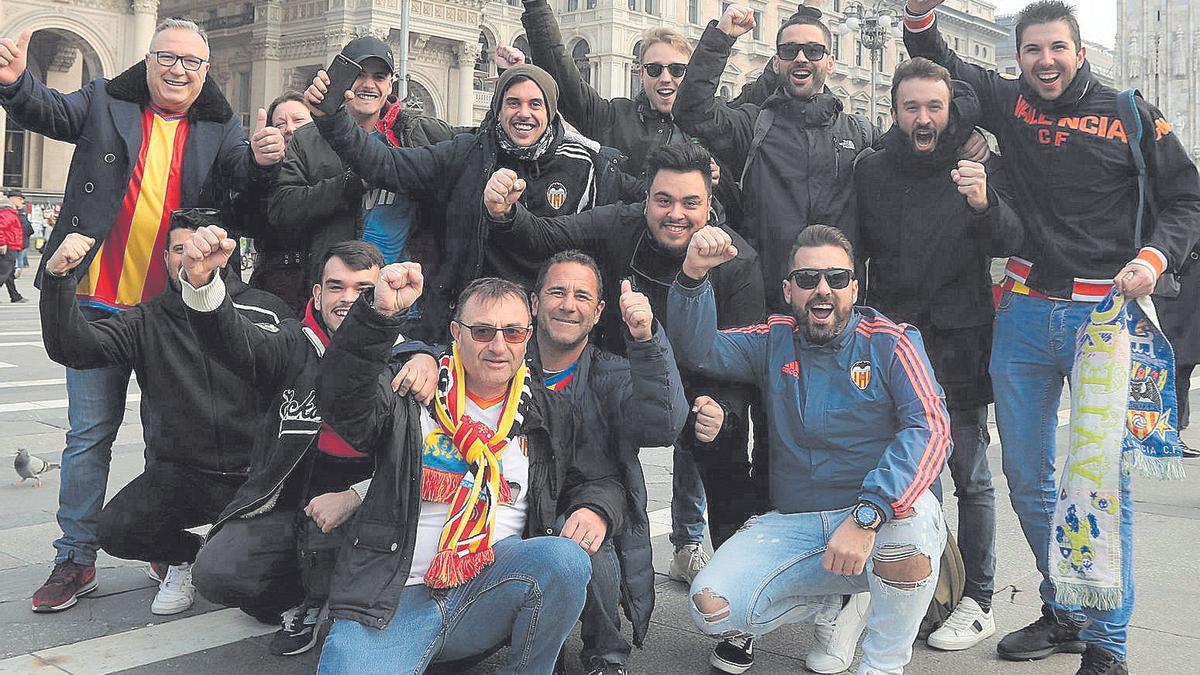 Aficionados del Valencia en la plaza del Duomo de Milán, antes del duelo ante la Atalanta en febrero de 2020.