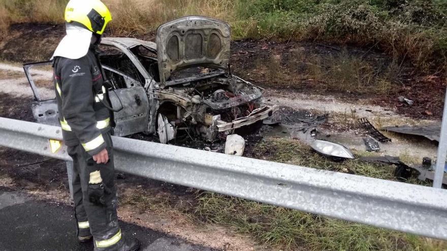 Estado del vehículo tras acabar en llamas. // Bomberos Diputación