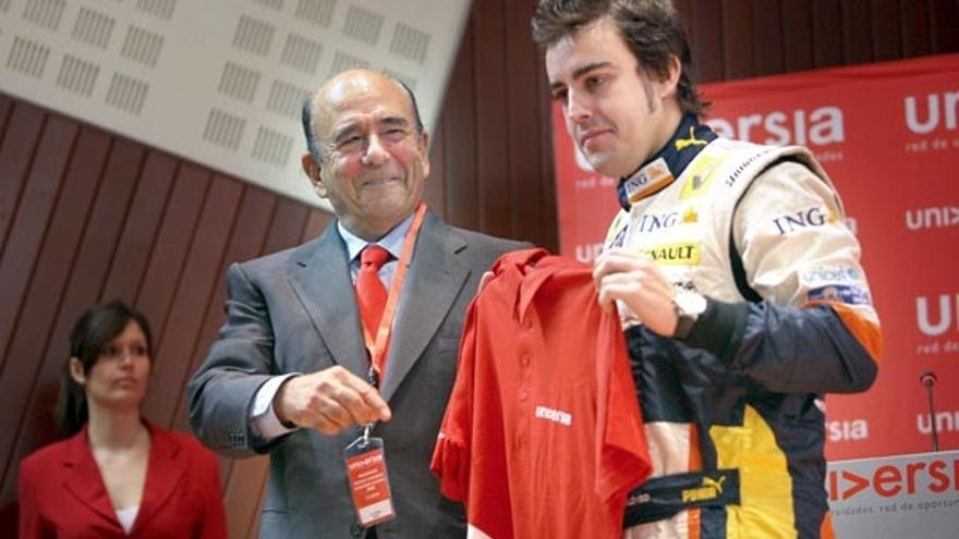 Emilio Botín entrega una camiseta de Universia al piloto Fernando Alonso.