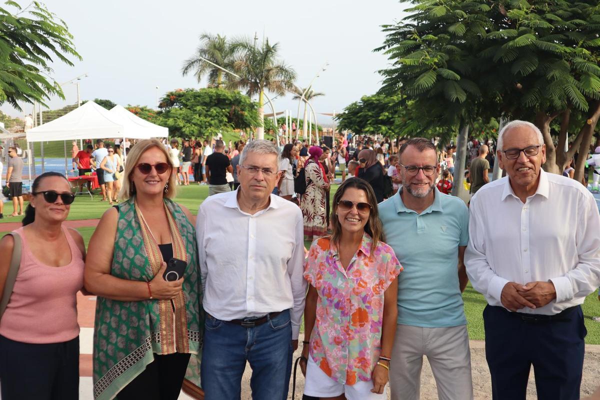 La concejala de vivienda, Lucía Jiménez; la concejala de Presidencia, Elena Álamo; el alcalde, Marco Aurelio Pérez; la concejala de Parques y Jardines, Araceli Armas; el concejal de Seguridad y Emergencias, José Carlos Álamo y el concejal de Deportes, Marcelino Ramón Suárez; durante el acto inaugural del parque multifuncional de el Tablero.