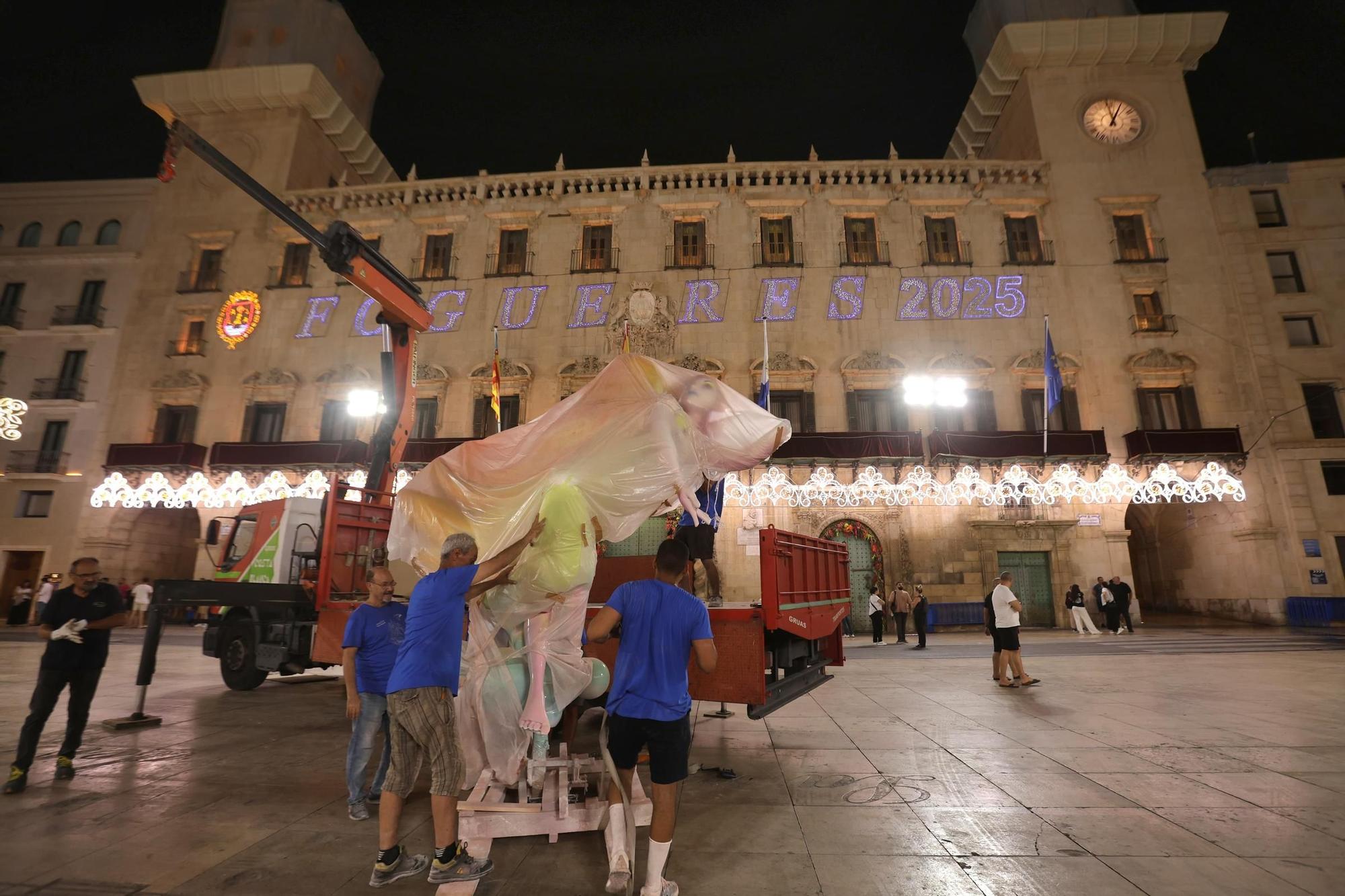 Las primeras piezas de la Hoguera Oficial 2025 llegan a la plaza del Ayuntamiento