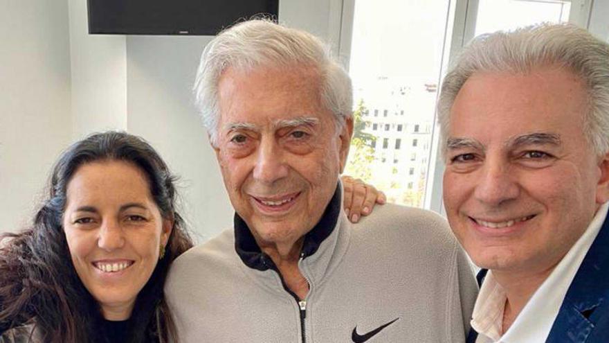 Mario Vargas Llosa supera el Covid y recibe el alta hospitalaria