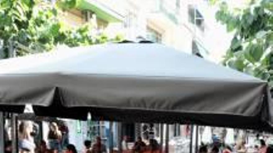 Los hosteleros se ofrecen a delatar a quienes saquen a la calle mesas de más