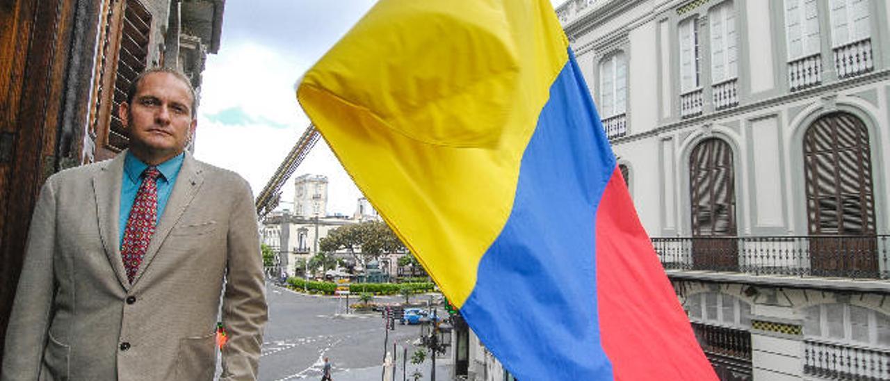 Pierangelo Gandini, en el balcón del Consulado de Colombia en Canarias.