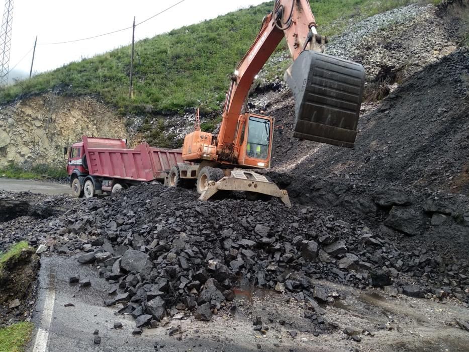 Trabajos en el argayo que cortó la vía de Belmonte