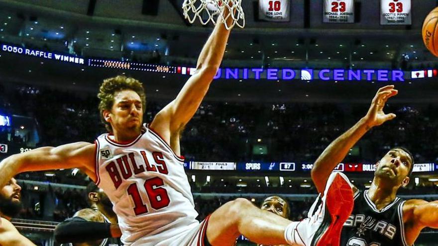 Pau Gasol machaca a los Spurs