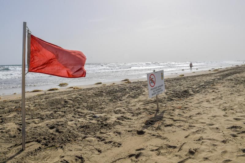 El viento y la calima siguen el jueves en Canarias y cierran Playa del Inglés por mala mar