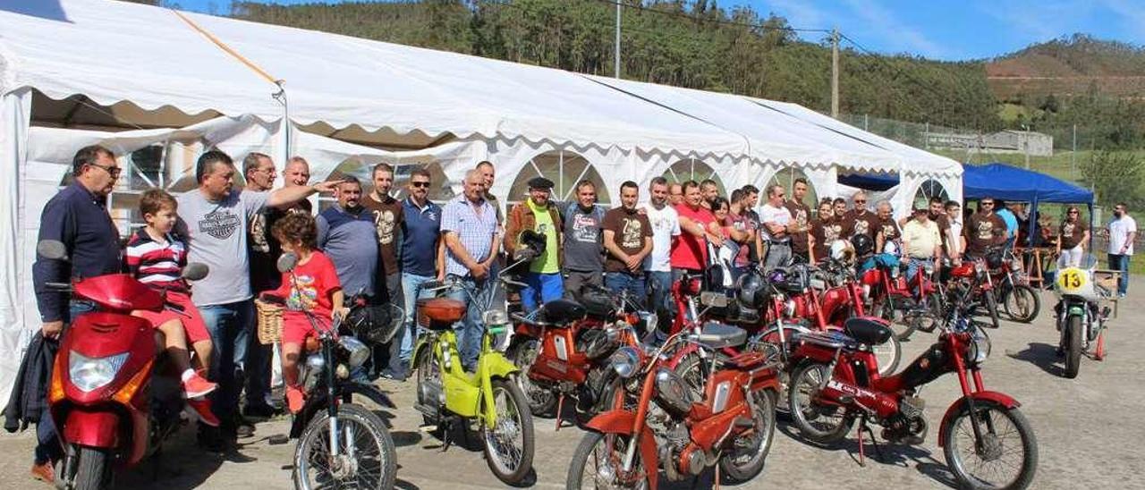 Foto de familia de los aficionados a las motos clásicas, el sábado en Seares.