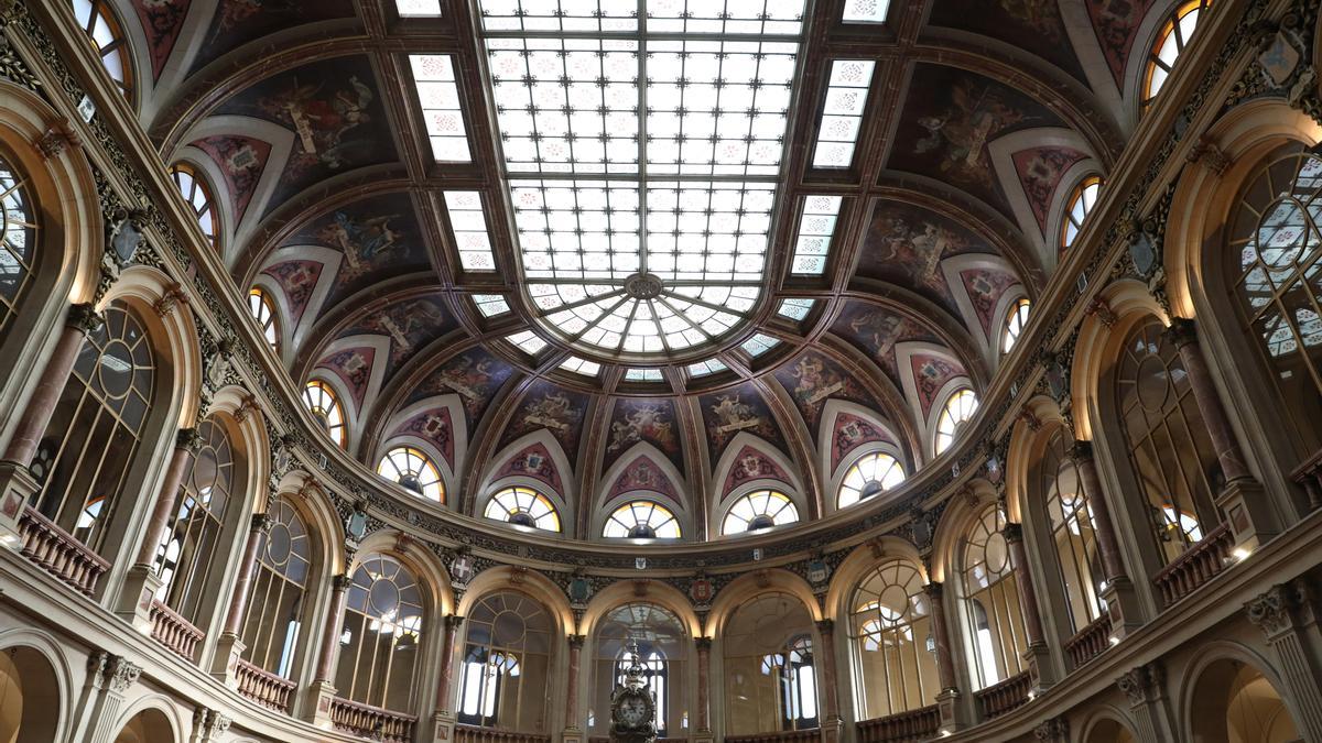 Interior del Palacio de la Bolsa con paneles con valores del Ibex 35-