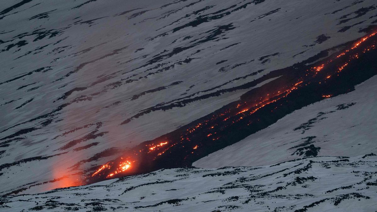 La lava fluye sobre la nieve en el volcán Etna