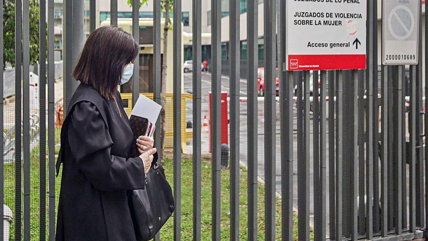 Una advocada amb mascareta surt dels jutjats de Madrid.