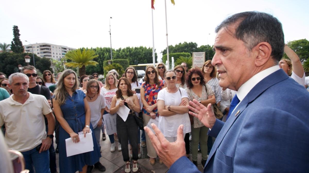 El alcalde de Murcia, José Antonio Serrano, atiende a los trabajadores concentrados hoy en la Glorieta