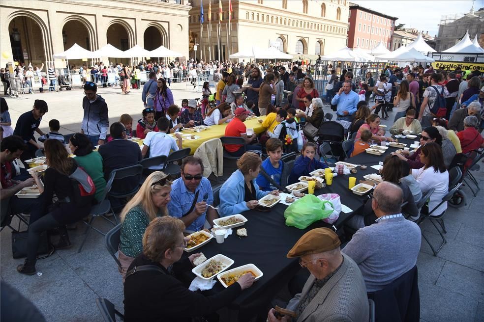 Miles de personas comen en la plaza del Pilar alimentos que iban a desecharse