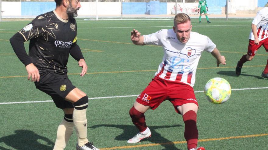 Paco Peña pugna con Ferrán por un balón en Sant Joan.