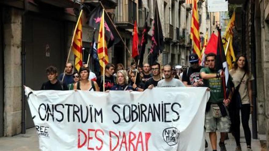 Els manifestants, ahir a la tarda a Girona.