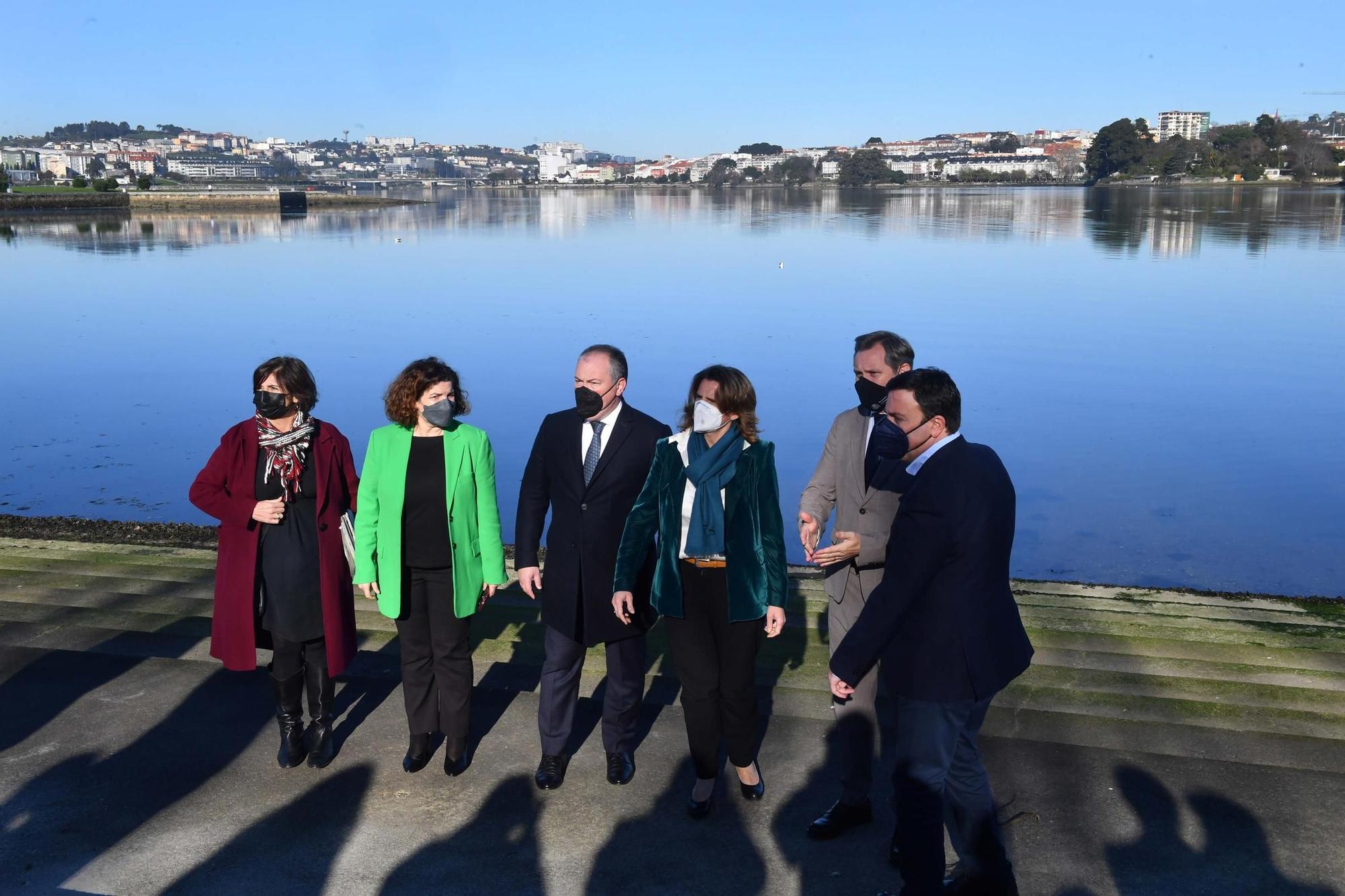 Visita oficial de autoridades con motivo de las obras de dragado de la ría de O Burgo.