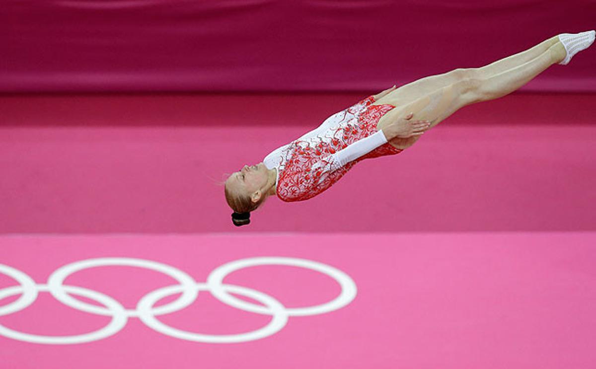 Luba Golovina de Georgia ejecuta su ejercicio en la prueba de salto de trampolín femenino.