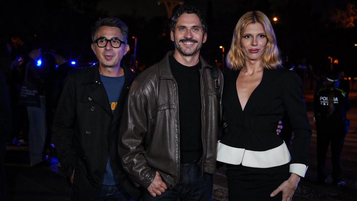 Berto, Paco León y Samantha Hudson llegando al listening party de Rosalía en el MNAC
