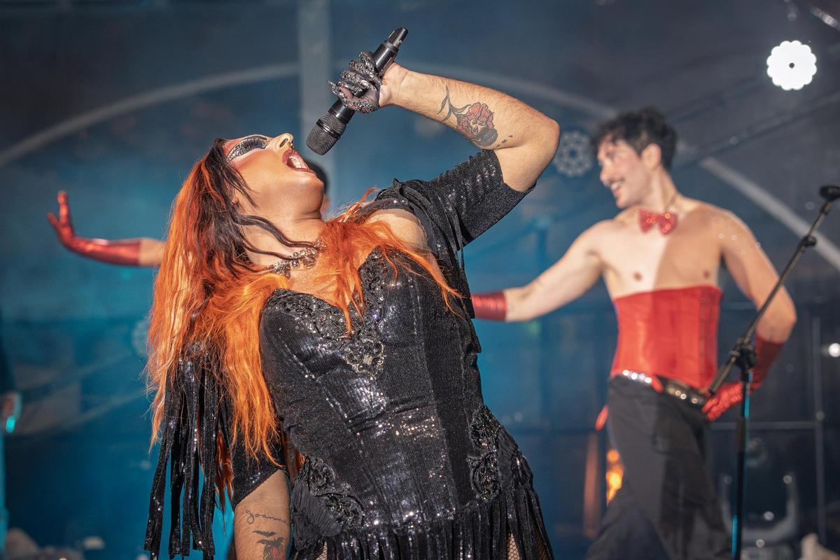 Actuación en una gala drag, con música en directo y puesta en escena, en imagen de archivo.