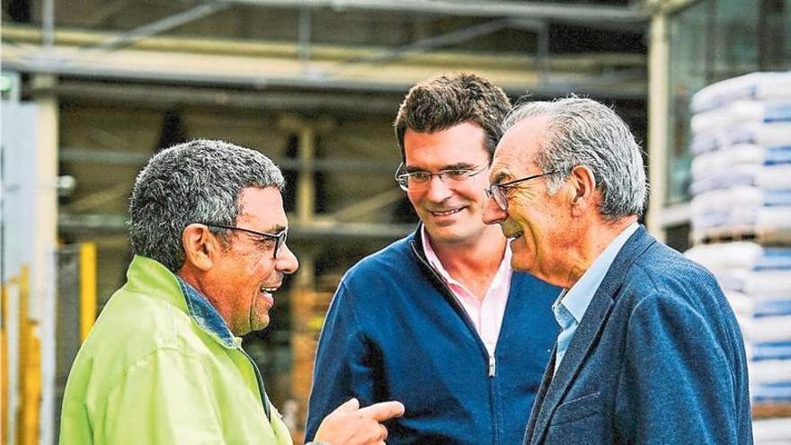 El director general de Cobadu, Rafael Sánchez Olea (a la derecha), conversa con dos trabajadores.
