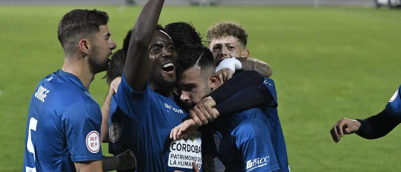 Diarra celebra junto a Carlos Puga el cuarto gol del Córdoba CF al Badajoz, el sábado.