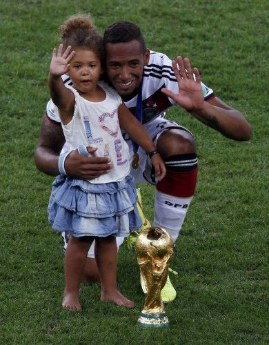Jerome Boateng y su hija posan con el trofeo