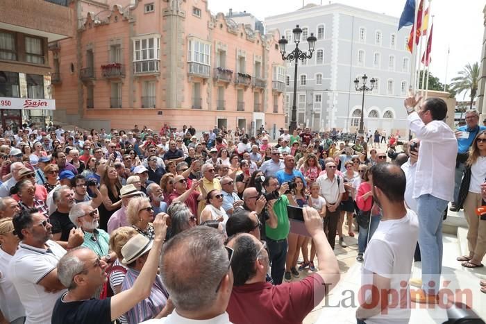 Cientos de personas protestan frente al Ayuntamiento de Cartagena por el pacto entre PP, PSOE y Cs