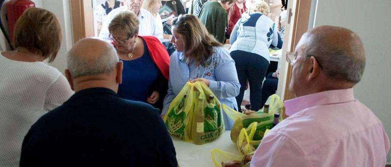 Entrega del bollo y el vino en Valdesoto.