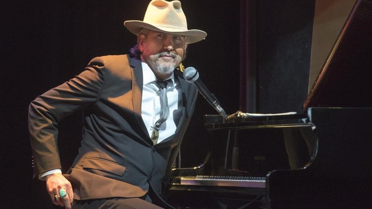 Howe Gelb, sentado al piano, en el concierto del miércoles en El Molino.