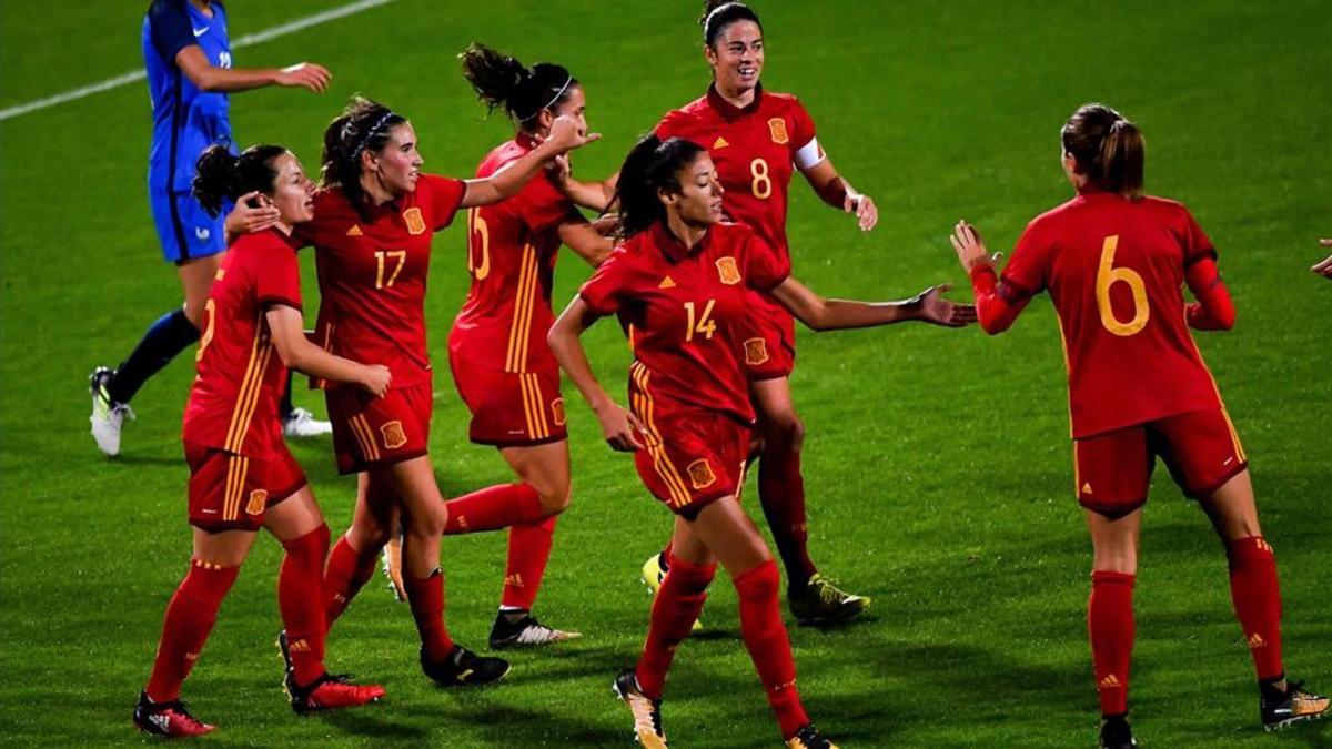 Las jugadores españolas celebran el gol de Mariona Caldentey