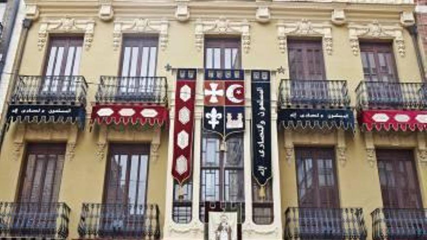 El nuevo estandarte y los diez pendones cuelgan desde ayer de la Casa de Rosas.