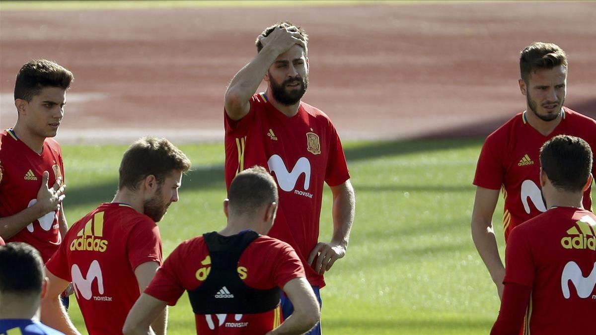 Gerard Piqué, junto a otros jugadores de la selección española en Las Rozas.