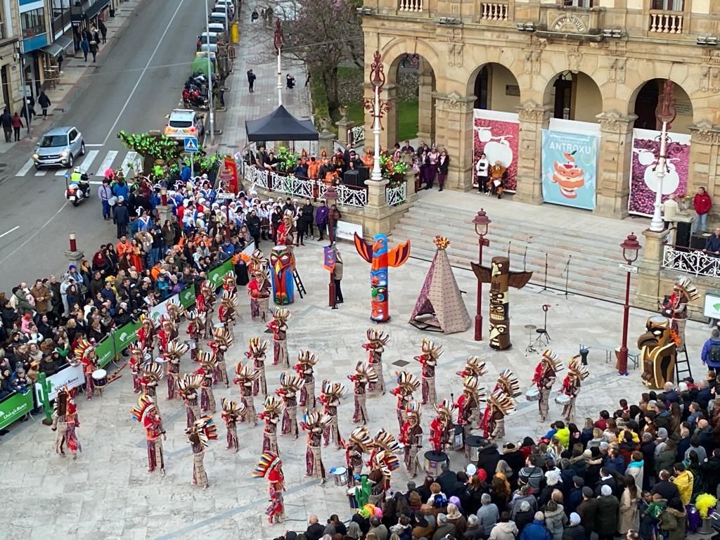 Villaviciosa pinta el mejor Carnaval: explosión de colorido en la cita más multitudinaria de los últimos años