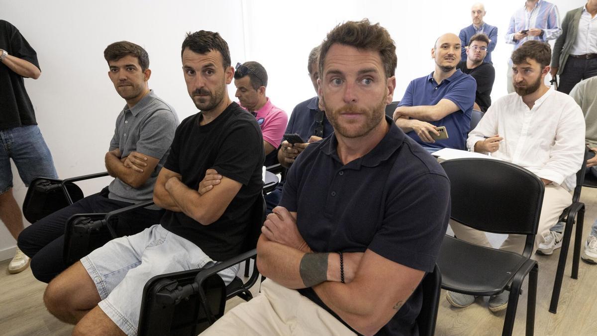 Ibai Gómez, en primer término, durante la rueda de prensa de Lalo.
