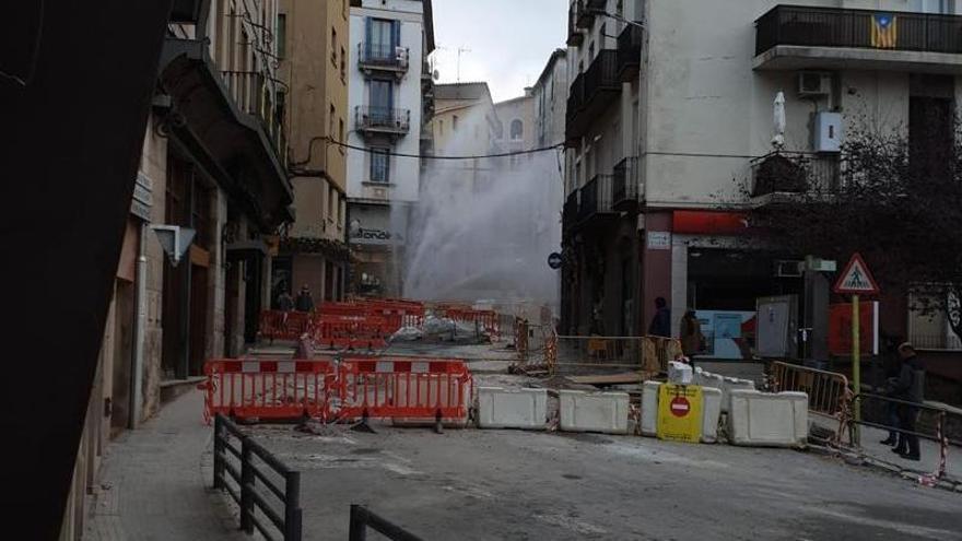 Una fuita d'aigua envaeix les obres de la Ronda Moreta