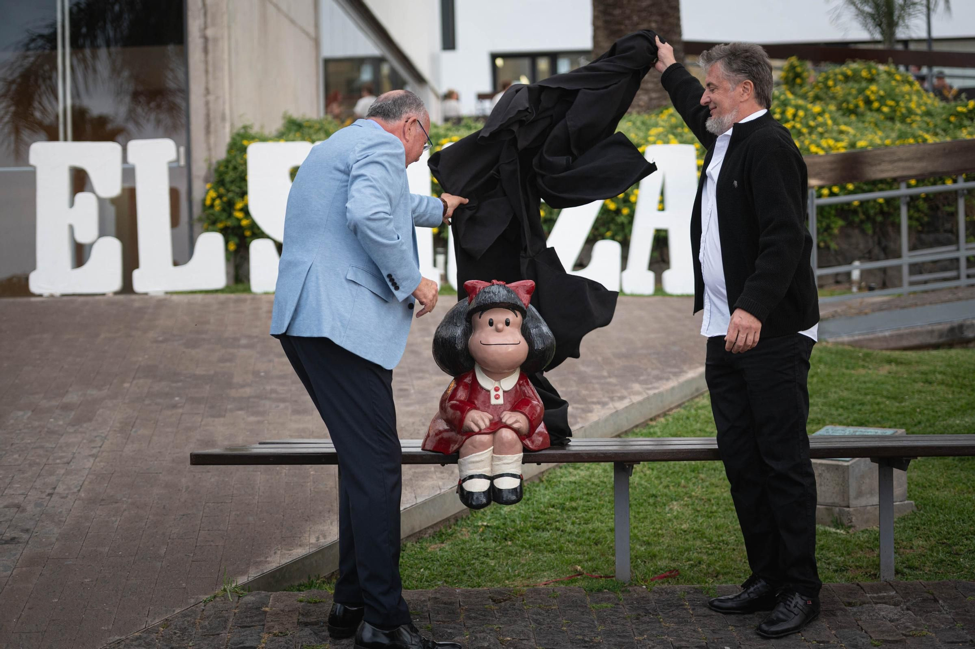 Inauguración de la escultura de Mafalda
